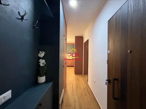 Vlore, jepet me qera apartament 2+1+Ballkon Kati 7, 90 m² 750 € (Rruga Lef Sallata)