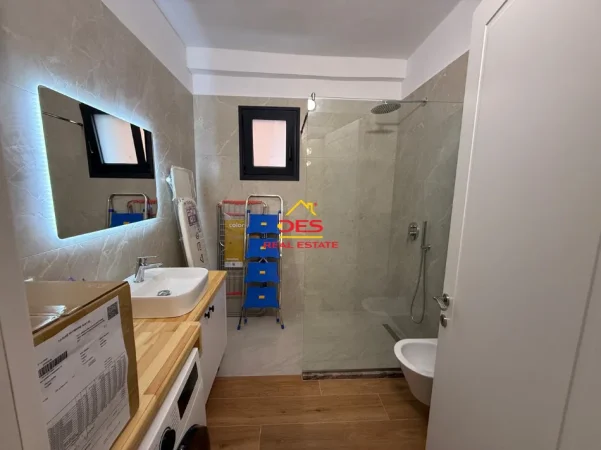 Vlore, jepet me qera apartament 2+1+Ballkon Kati 7, 90 m² 750 € (Rruga Lef Sallata)