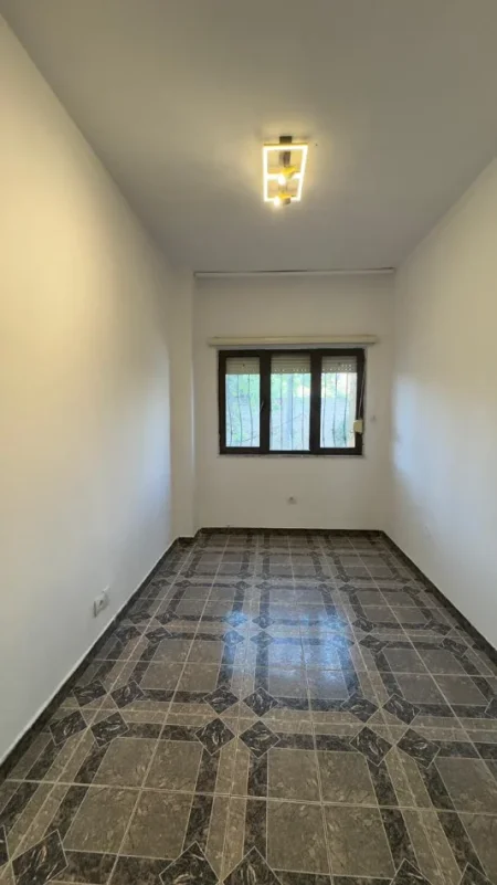 Tirane, jepet me qera apartament 3+1 Kati 1, 135 m² 650 € (rruga e kavajes)