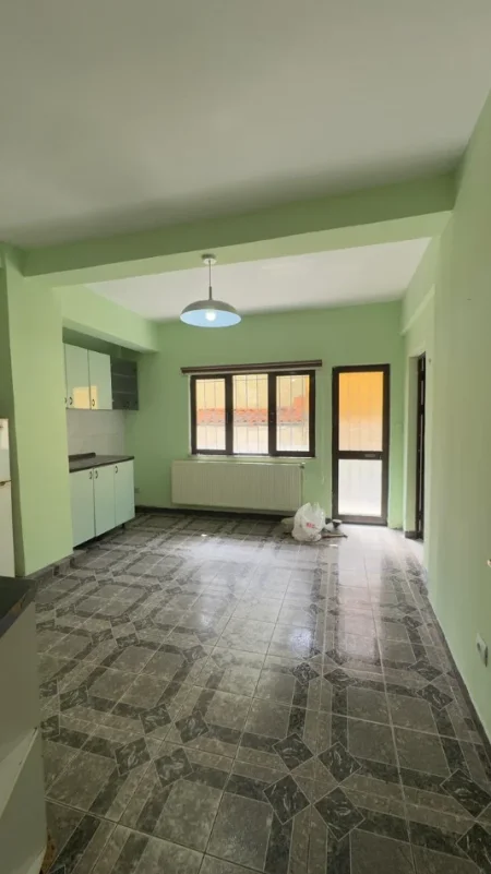 Tirane, jepet me qera apartament 3+1 Kati 1, 135 m² 650 € (rruga myslym shyri)