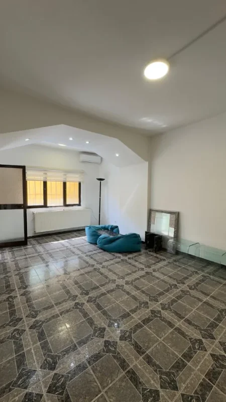 Tirane, jepet me qera ambjent biznesi Kati 1, 135 m² 650 € (rruga e kavajes)