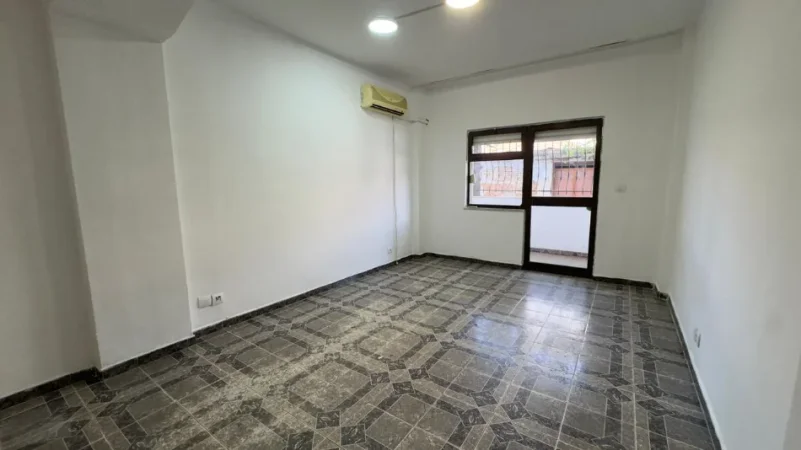 Tirane, jepet me qera zyre Kati 1, 135 m² 650 € (rruga e kavajes)
