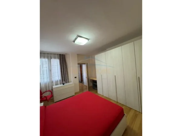 Tirane, jepet me qera apartament 2+1+Ballkon Kati 2, 90 m² 450 € (Fresku)