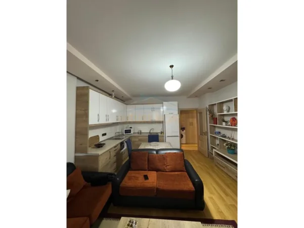 Tirane, jepet me qera apartament 2+1+Ballkon Kati 2, 90 m² 450 € (Fresku)