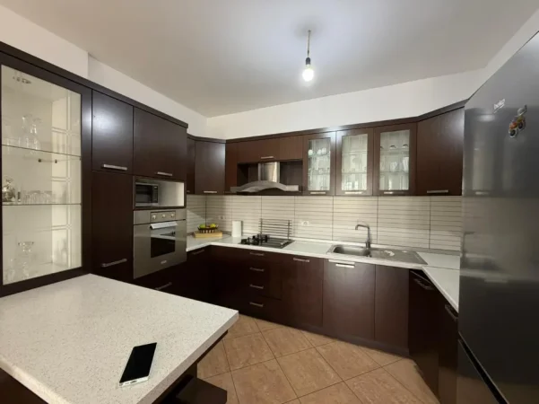 Tirane, jepet me qera apartament 2+1+Ballkon Kati 3, 90 m² 600 € 