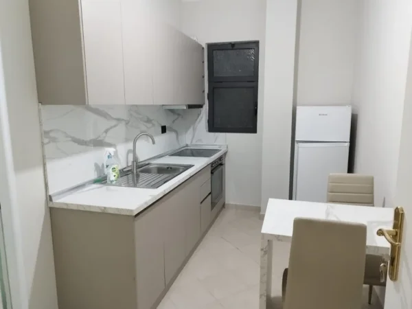Tirane, jepet me qera apartament 1+1 Kati 3, 50 m² 400 € (Spitali Amerikan 2)