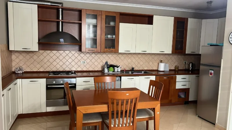 Tirane, jepet me qera apartament 2+1 , 1.000 € (bllok)