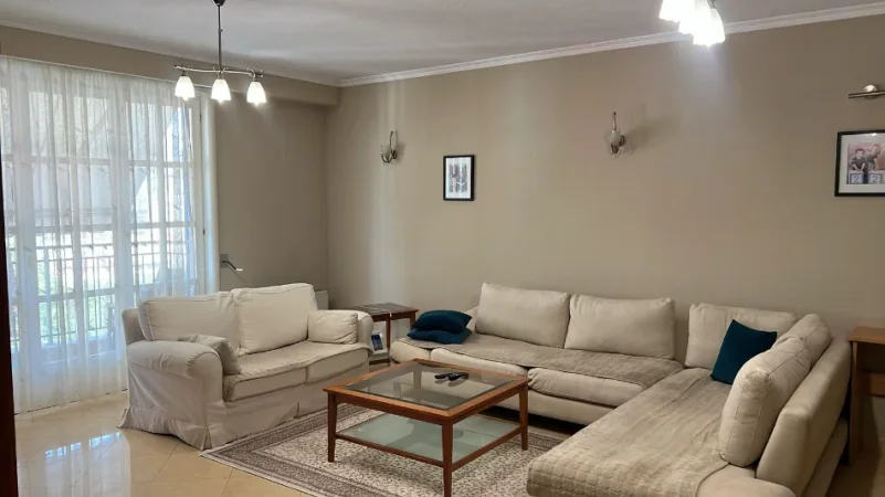 Tirane, jepet me qera apartament 2+1 , 1.000 € (bllok)