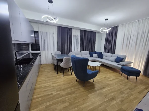 Tirane, jepet me qera apartament 2+1 , 900 € (kodra e diellit)