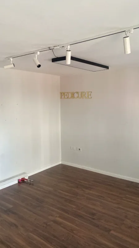 Tirane, jepet me qera dyqan Kati 0, 32 m² 550 € (Mine Peza)