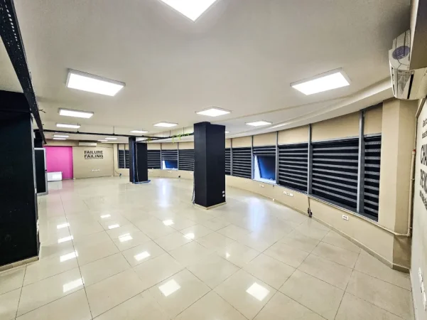 Tirane, jepet me qera ambjent biznesi Kati 5, 300 m² 2.800 € (Selvia)