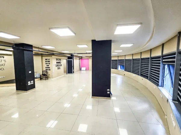 Tirane, jepet me qera ambjent biznesi Kati 5, 300 m² 2.800 € (Selvia)