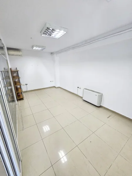 Tirane, jepet me qera ambjent biznesi Kati 5, 300 m² 2.800 € (Selvia)