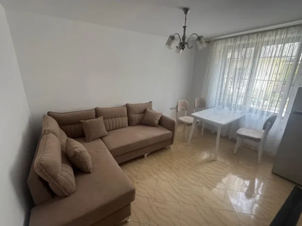 Tirane, jepet me qera apartament 1+1+Ballkon Kati 1, 65 m², Çmimi 43.000 Lekë të Reja, (Rruga Riza Cerova, Pranë Medresesë, Tiranë.)