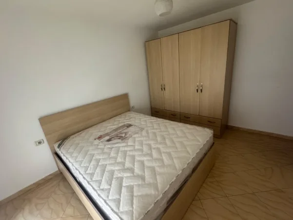 Tirane, jepet me qera apartament 1+1+Ballkon Kati 1, 65 m², Çmimi 43.000 Lekë të Reja, (Rruga Riza Cerova, Pranë Medresesë, Tiranë.)