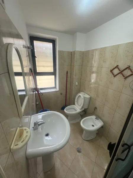 Tirane, jepet me qera apartament 1+1+Ballkon Kati 1, 65 m², Çmimi 43.000 Lekë të Reja, (Rruga Riza Cerova, Pranë Medresesë, Tiranë.)