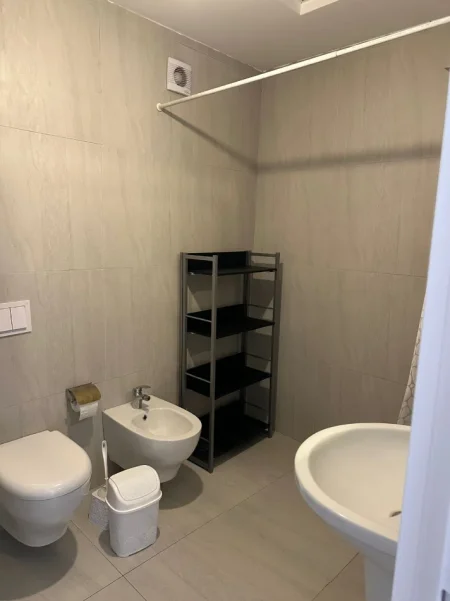 Tirane, jepet me qera apartament 1+1+Ballkon Kati 5, 65 m² 600 € (Don Bosco)