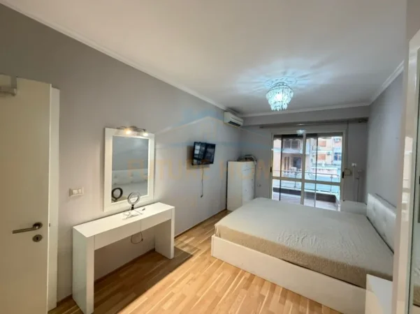 Tirane, jepet me qera apartament 3+1 Kati 3, 105 m² 820 € (Stacioni Trenit)