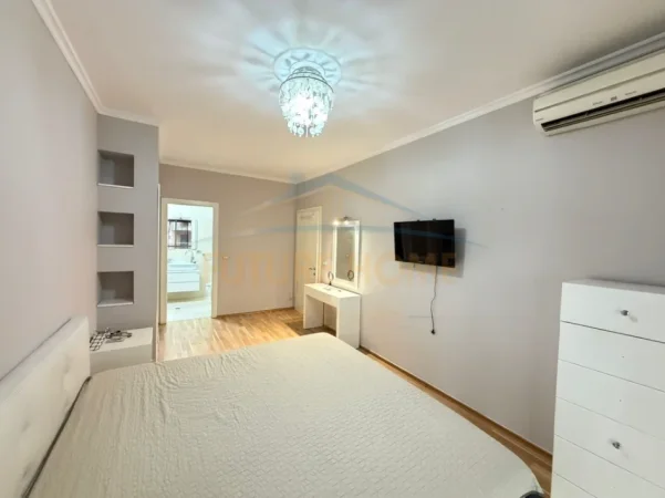 Tirane, jepet me qera apartament 3+1 Kati 3, 105 m² 820 € (Stacioni Trenit)