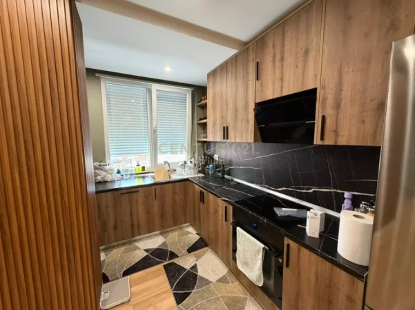 Tirane, jepet me qera apartament 2+1+Ballkon Kati 3, 100 m² 800 € (ISH TREGU ELEKTRIK)