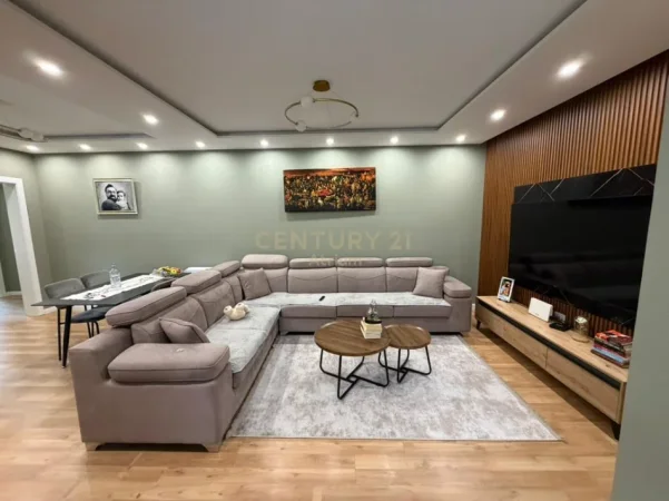 Tirane, jepet me qera apartament 2+1+Ballkon Kati 3, 100 m² 800 € (ISH TREGU ELEKTRIK)