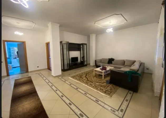 Tirane, jepet me qera apartament 2+1 Kati 3, 140 m² 500 € (KINOSTUDIO)