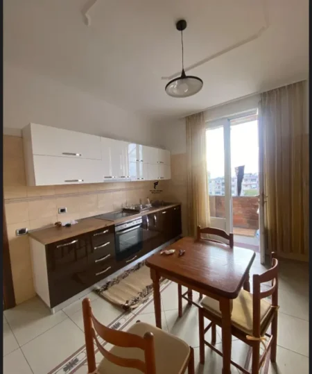 Tirane, jepet me qera apartament 2+1 Kati 3, 140 m² 500 € (KINOSTUDIO)