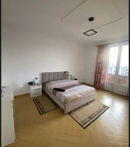 Tirane, jepet me qera apartament 2+1 Kati 3, 140 m² 500 € (KINOSTUDIO)
