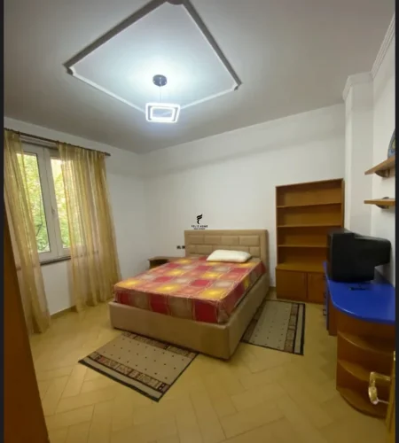 Tirane, jepet me qera apartament 2+1 Kati 3, 140 m² 500 € (KINOSTUDIO)