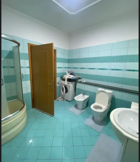 Tirane, jepet me qera apartament 2+1 Kati 3, 140 m² 500 € (KINOSTUDIO)