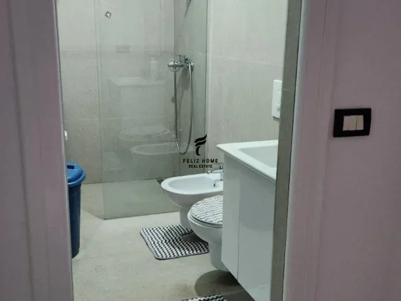 Tirane, jepet me qera apartament duplex 1+1 Kati 1, 90 m² 500 € (ALI DEMI)