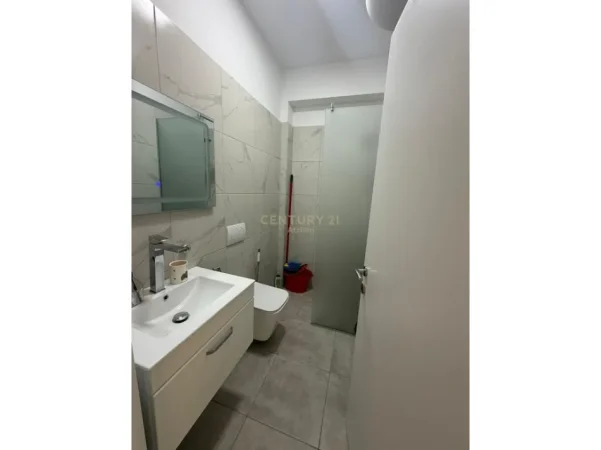 Tirane, jepet me qera apartament 1+1 Kati 10, 50 m² 450 € 