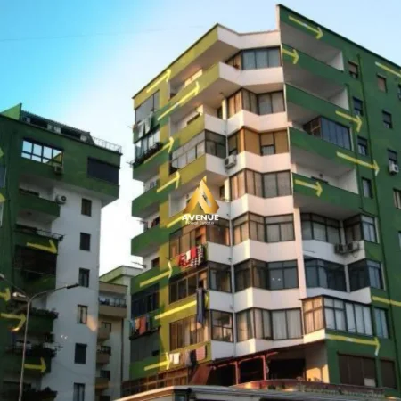 Tirane, jepet me qera ambjent biznesi Kati 0, 15 m² 200 € (pallati me shigjeta)