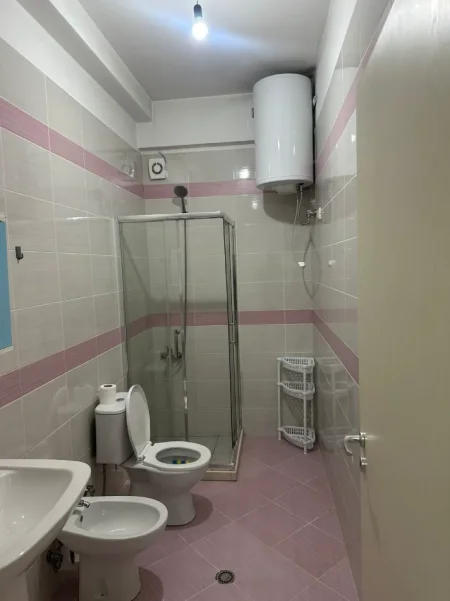 Tirane, jepet me qera apartament 1+1+Ballkon Kati 1, 65 m² 500 € 