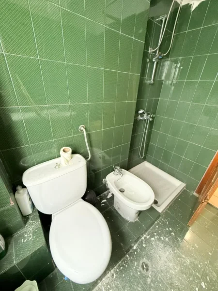 Tirane, jepet me qera apartament 3+1 Kati 4, 100 m² 700 € (Qender)