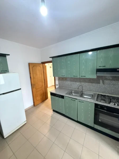 Tirane, jepet me qera apartament 3+1 Kati 4, 100 m² 700 € (Qender)
