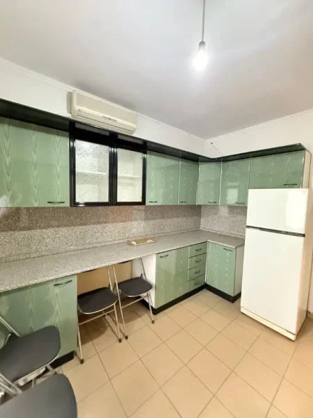 Tirane, jepet me qera apartament 3+1 Kati 4, 100 m² 700 € (Qender)