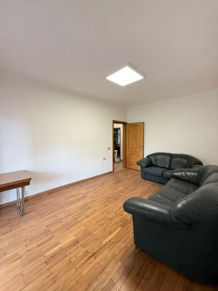 Tirane, jepet me qera apartament 3+1 Kati 4, 100 m² 700 € (Qender)