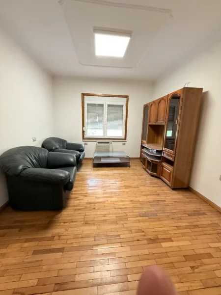 Tirane, jepet me qera apartament 3+1 Kati 4, 100 m² 700 € (Qender)