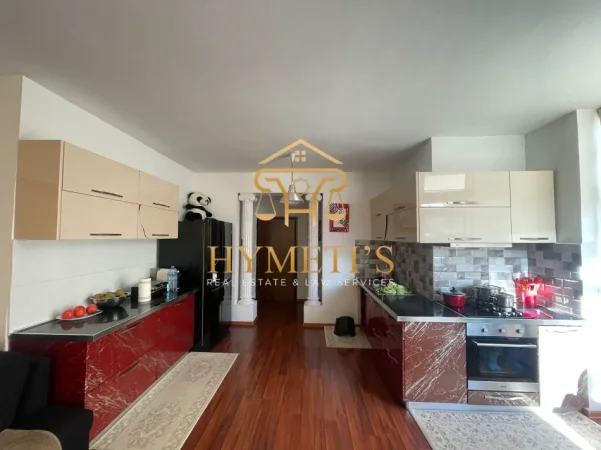 Tirane, jepet me qera apartament 3+1 Kati 3, 800 € (Blloku i Ambasadave)