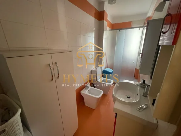 Tirane, jepet me qera apartament 3+1 Kati 3, 800 € (Blloku i Ambasadave)