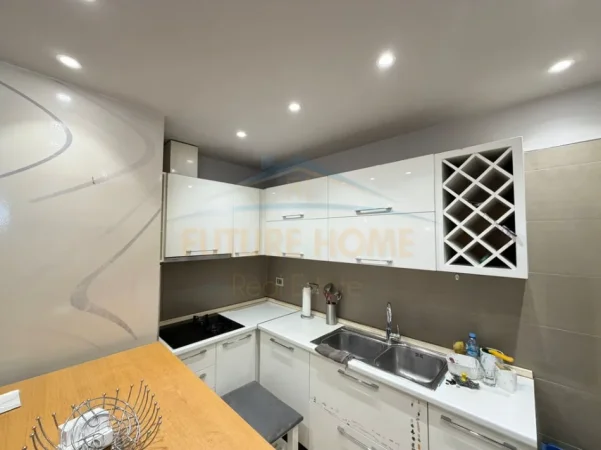 Tirane, jepet me qera apartament 3+1 Kati 3, 105 m² 820 € (STACIONI TRENIT)