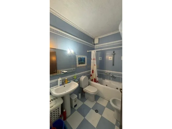 Tirane, jepet me qera apartament 2+1 Kati 7, 118 m² 1.200 € (BLLOKU)