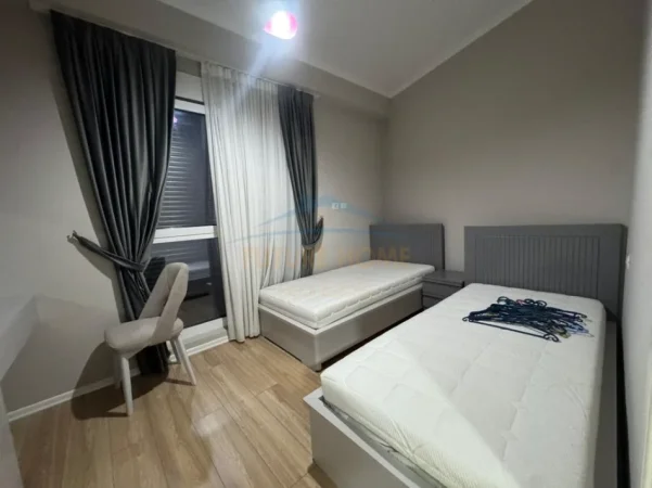 Tirane, jepet me qera apartament 2+1 Kati 5, 105 m² 800 € (JORDAN MISJA)