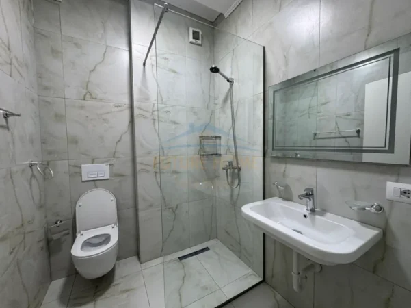 Tirane, jepet me qera apartament 2+1 Kati 5, 105 m² 800 € (JORDAN MISJA)