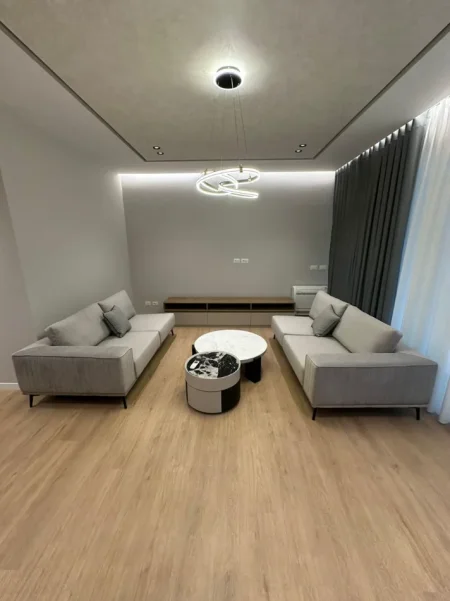 Tirane, jepet me qera Vile 3+1 Kati 0, 250 m² 4.500 € (Liqeni i Thate)