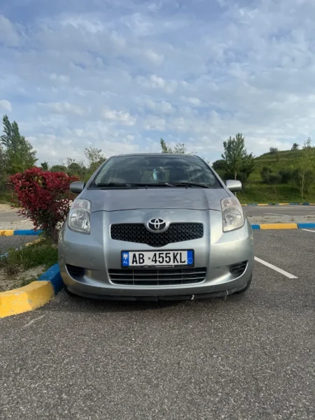 Durres, shes makine Toyota Yaris Benzin, gri metalizato manuale Kondicioner 278 km 3.100 €