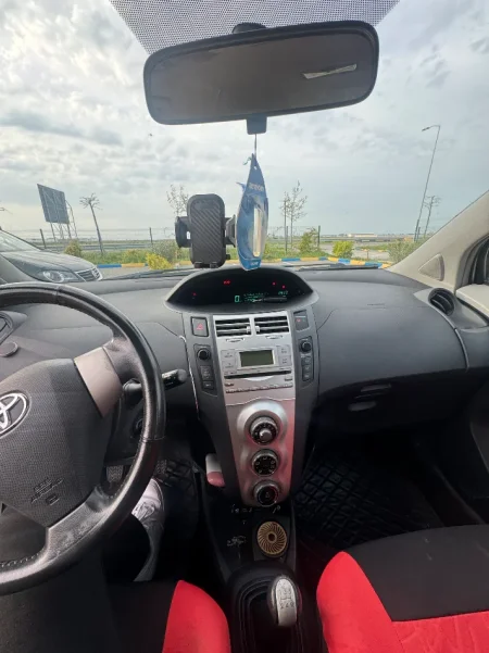 Durres, shes makine Toyota Yaris Benzin, gri metalizato manuale Kondicioner 278 km 3.100 €