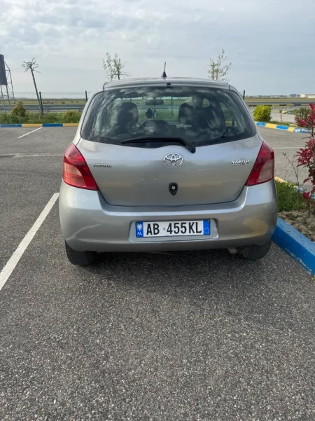 Durres, shes makine Toyota Yaris Benzin, gri metalizato manuale Kondicioner 278 km 3.100 €