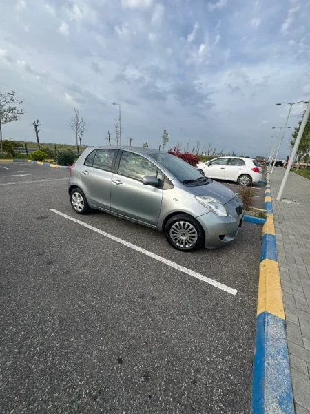 Durres, shes makine Toyota Yaris Benzin, gri metalizato manuale Kondicioner 278 km 3.100 €